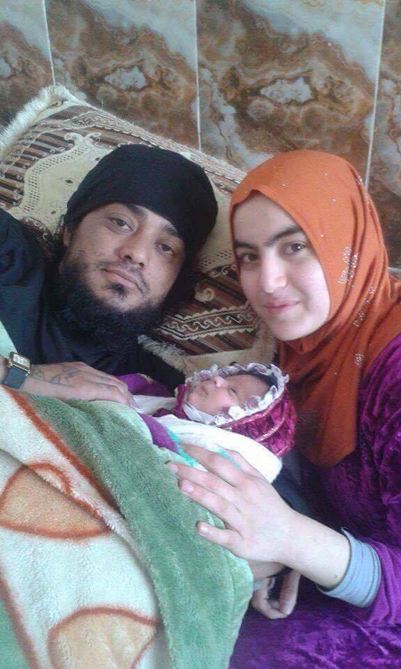 فتيات في أحضان مسلحي داعش